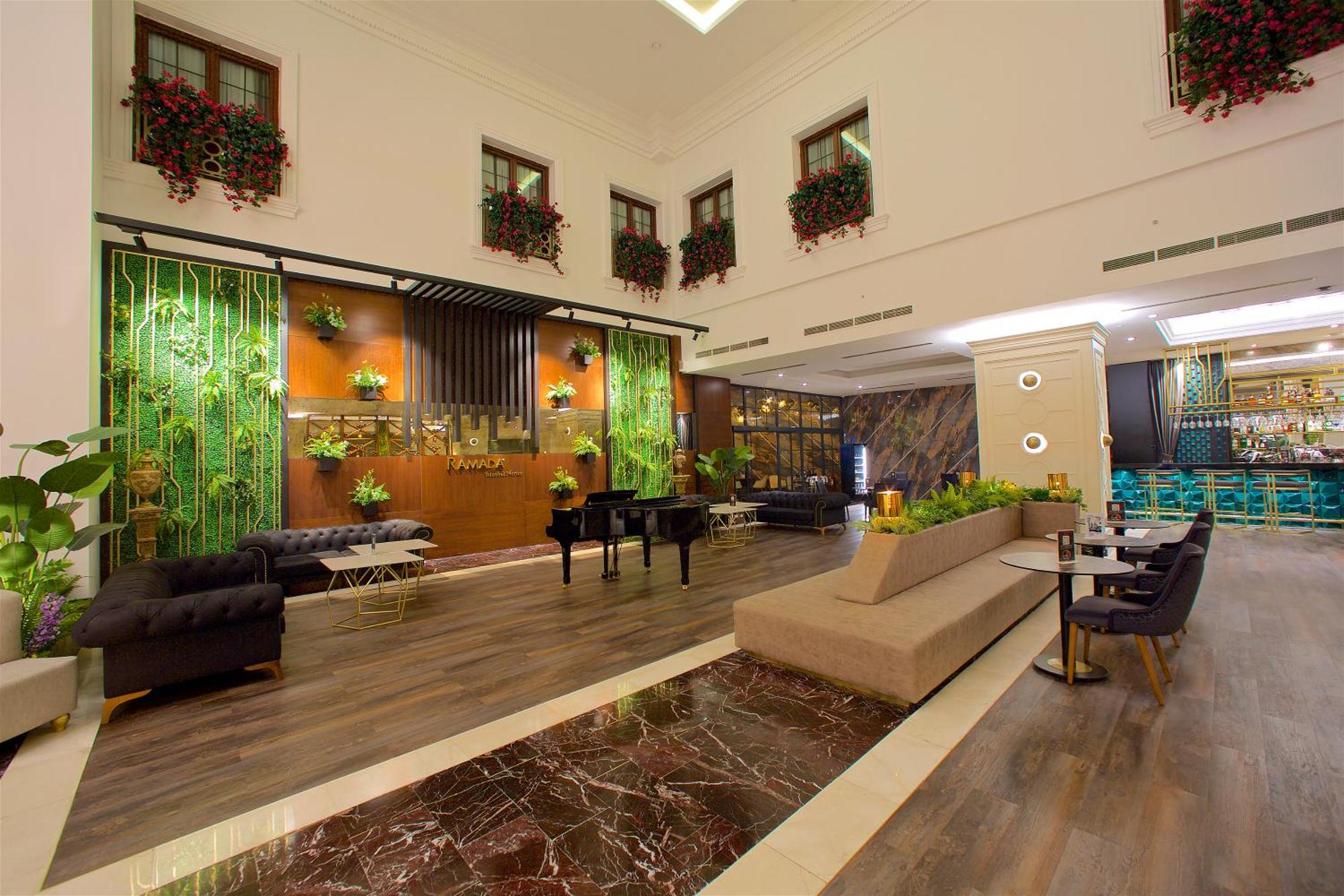 Ramada By Wyndham Istanbul Merter Exterior foto Lobby