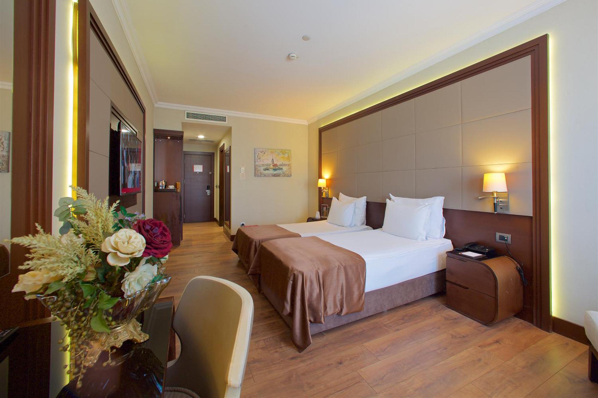 Ramada By Wyndham Istanbul Merter Exterior foto A room at the hotel