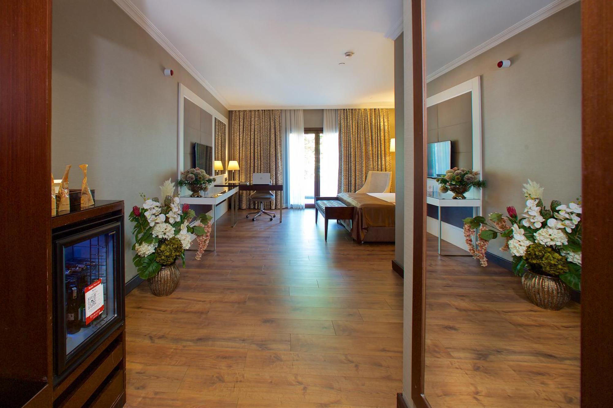 Ramada By Wyndham Istanbul Merter Exterior foto A room at the hotel