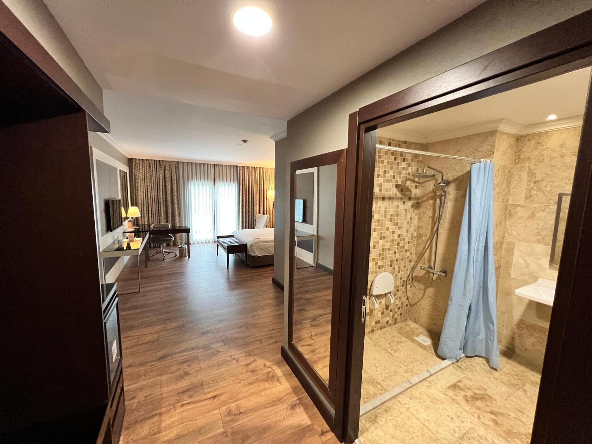 Ramada By Wyndham Istanbul Merter Exterior foto A typical room at the hotel